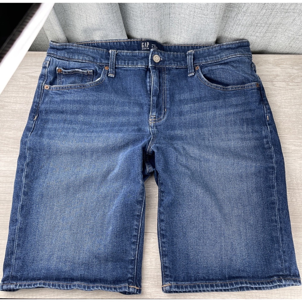 GAP Women's 9" Bermuda Shorts, Denim Stretch Jean Shorts, Zip Up Size 14 / 32